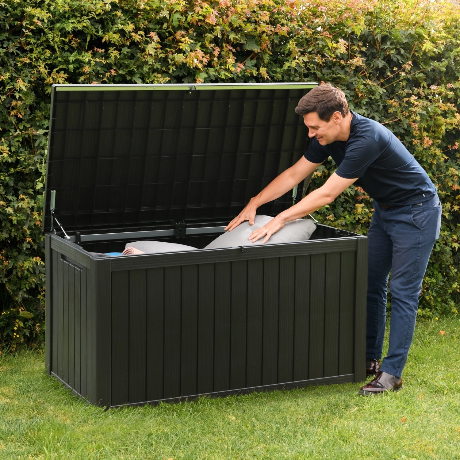 Olsen & Smith Premium XL 680L Outdoor Garden Storage Box – Weather-Resistant Heavy-Duty Plastic Storage Chest with Padlock, Wood-Effect Finish & Gas Lift Lid for Cushions, Tools & Toys (Anthracite Black)